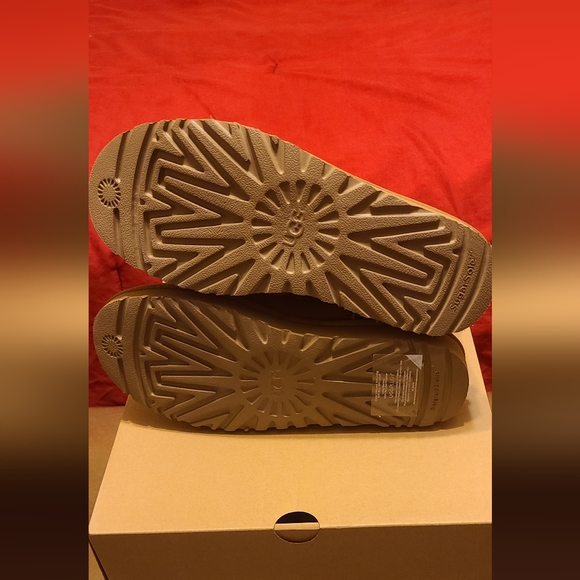 Women UGG Mini Florence Boots - Picture 4 of 6